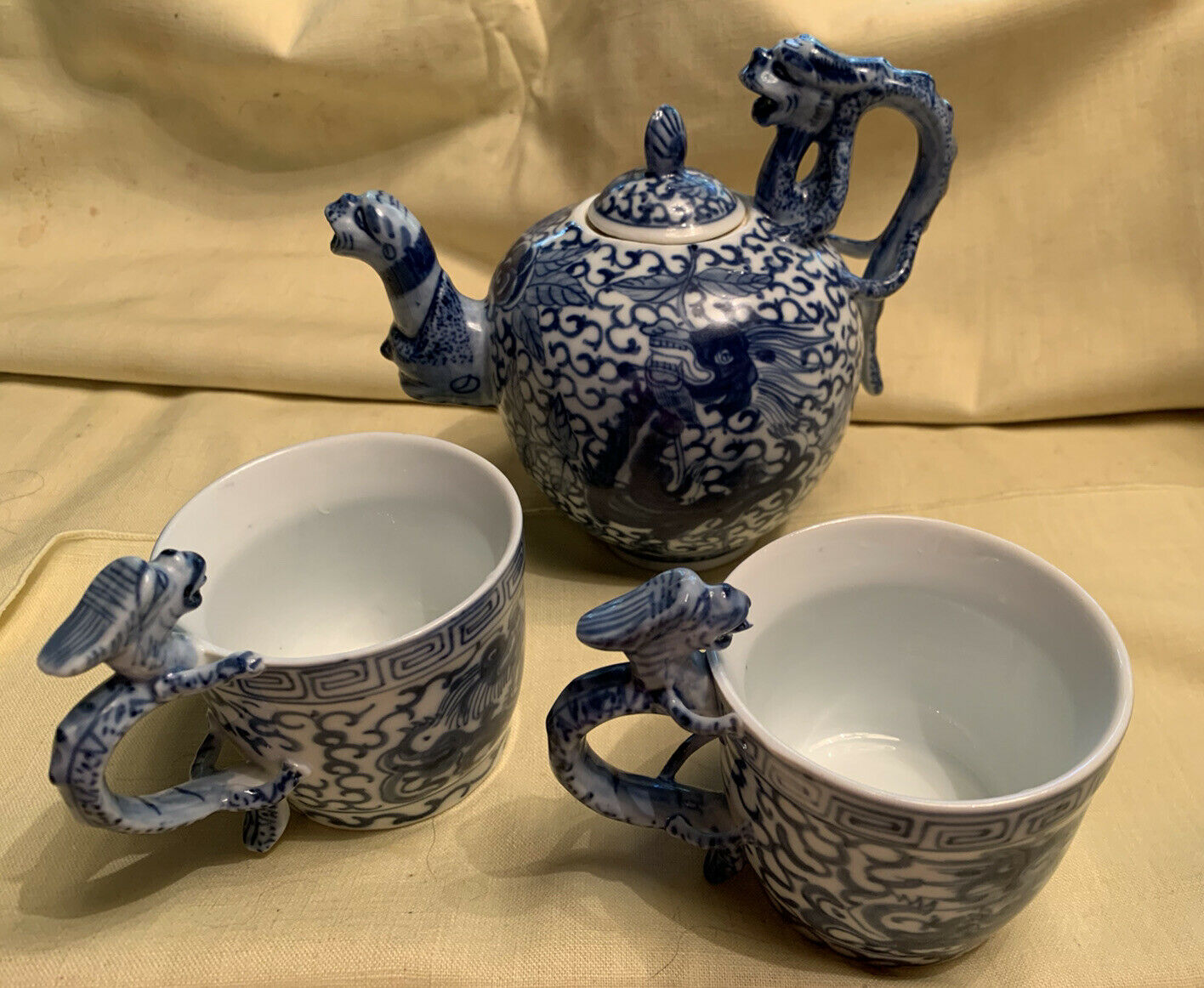 Chinese Dragon Decorative Tea Pot With 2 Cups Blue White