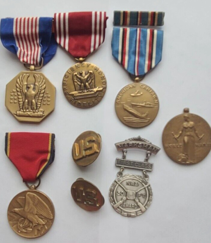 Lot 9 WW2 US Military Medals, Buttons